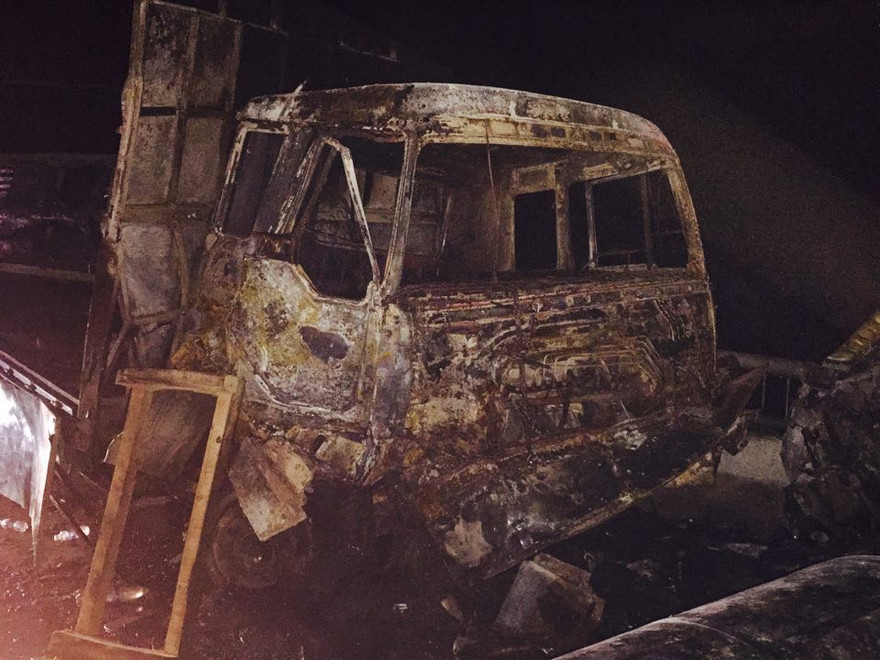 Các phương tiện gặp nạn bị thiêu rụi.