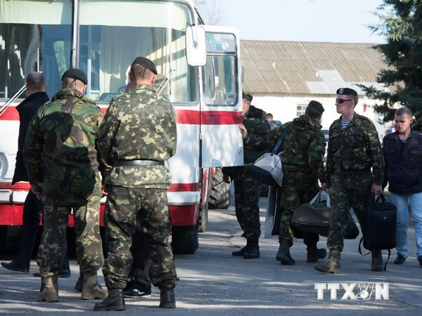 Lính thủy đánh bộ Ukraine rời khỏi đơn vị ở thành phố cảng Feodosiya, miền đông Crimea ngày 24/3. (Nguồn: AFP/TTXVN)