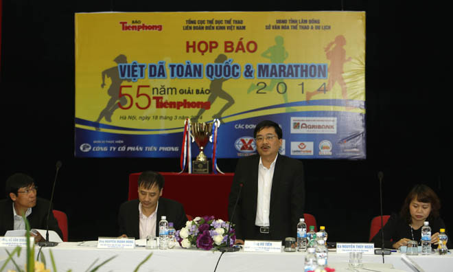 Phó Tổng biên tập báo Tiền Phong Vũ Tiến-Trưởng BTC giải, trả lời các phóng viên tại buổi họp báo hôm nay. Ảnh Như Ý