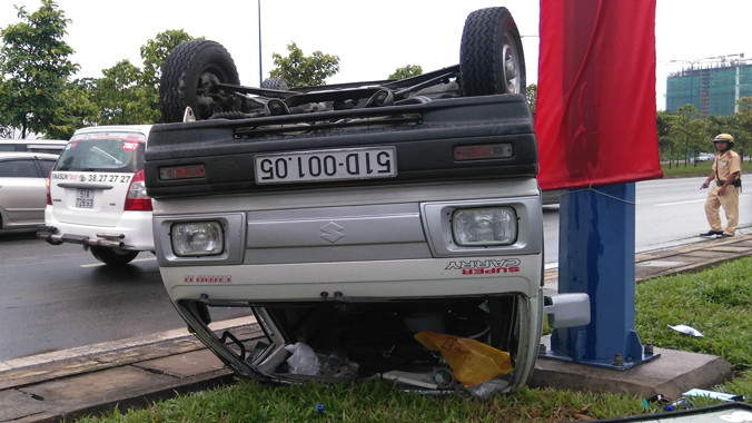 Theo đó, trong lúc ông Hà Văn Đức (SN 1952, ngụ huyện Hóc Môn, TPHCM) điều khiển xe du lịch biển kiểm soát 51D-001.05 lưu thông hướng từ hầm Thủ Thiêm về quận 2 TPHCM.