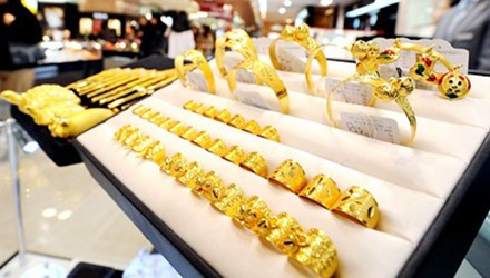 Vàng tăng nhẹ, dầu thô mất mốc 50 USD