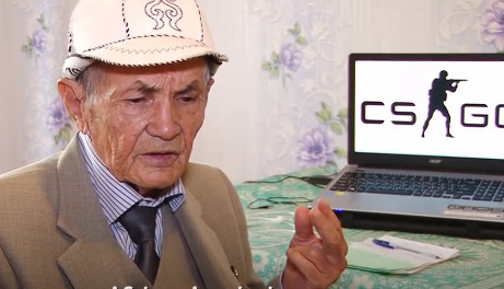 Cụ ông 71 tuổi chơi game bắn súng thành thạo