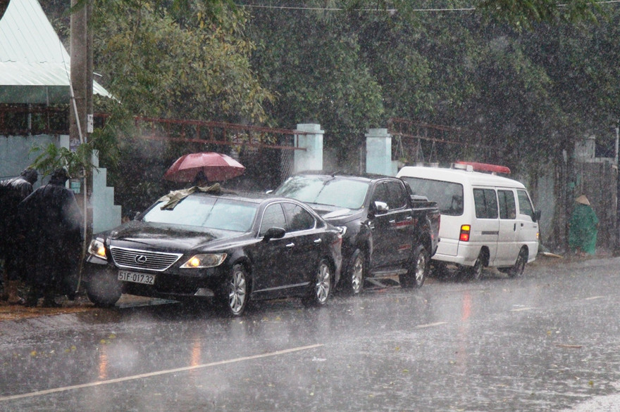 Chiếc ô tô của ông H. bị đập kính lấy đi bọc tiền.