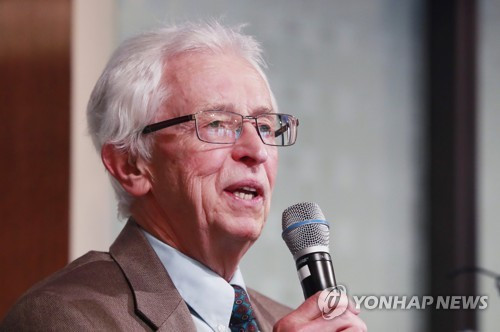 Chuyên gia hạt nhân Mỹ - giáo sư Siegfried Hecker (Ảnh: Yonhap)