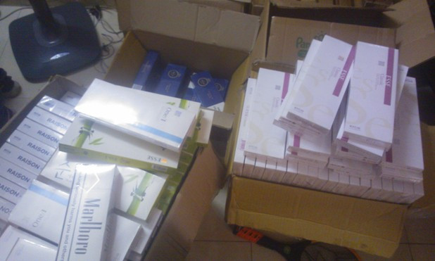 Thuốc lá lậu được nguỵ trang trong các thùng cát tông mỳ tôm, bánh kẹo. Ảnh Xuân Ân