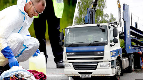 Chiếc xe tải đã kéo lê người mẹ trên đường. Ảnh: Dailystar.