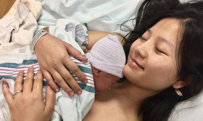 Khánh Hiền rạng rỡ đón con trai. Ảnh: FBNV.