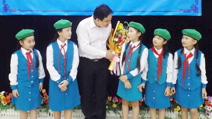 Anh Nguyễn Đắc Vinh và các em thiếu nhi. Ảnh: Hòa Hội.