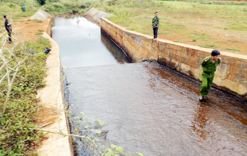 Thi thể 4 nữ sinh được tìm thấy ở đập thủy điện này. Ảnh: Lâm Hà/VnExpress.