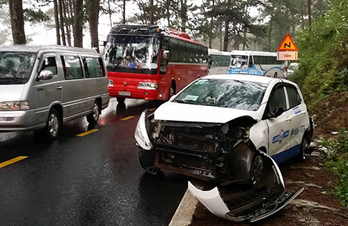 Chiếc taxi bị biến dạng phần đầu sau cú tông liên hoàn. Ảnh: VnExpress.