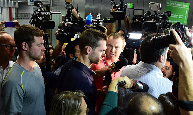 Gunnar Bentz (trước) và Jack Conger (sau) rời khỏi trụ sở cảnh sát vào sáng 18/8.