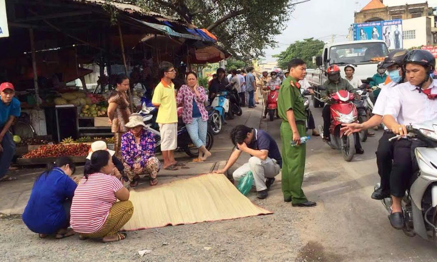 Người thân khóc thảm bên thi thể nạn nhân.