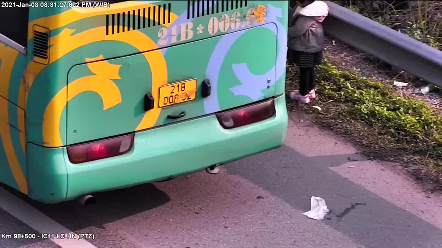 Hình ảnh camera ghi lại ô tô vi phạm.