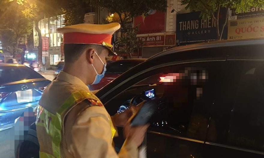 Tổ công tác kiểm tra nồng độ cồn lái xe.