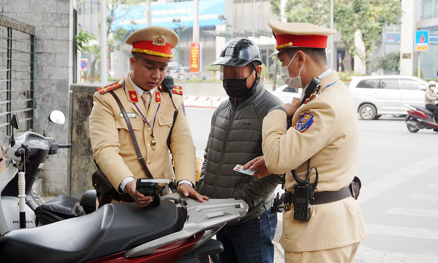 Tổ công tác Độ CSGT số 3 làm nhiệm vụ xử lý vi phạm. Ảnh: Thanh Hà