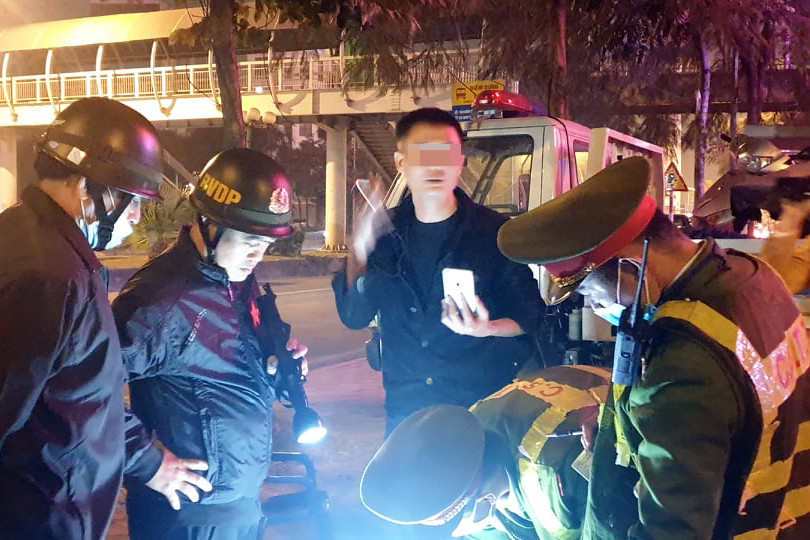 Nam tài xế bật điện thoại livestream nhiều giờ đồng hồ khi bị dừng xe kiểm tra.