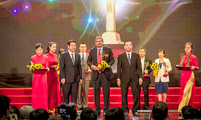 Ông Arghya Mandal - Tổng Giám đốc Công ty Cổ phần Sữa TH đại diện doanh nghiệp vinh dự đón nhận giải Vàng Giải thưởng Chất lượng Quốc gia 2016.