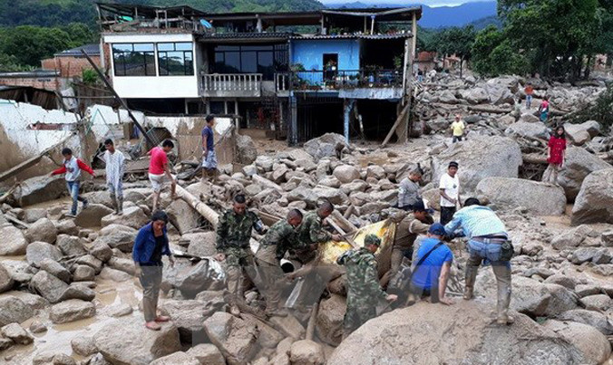 Binh sỹ Colombia chuyển thi thể nạn nhân khỏi khu vực lở đất ở Mocoa ngày 1/4. Ảnh: EPA/TTXVN.