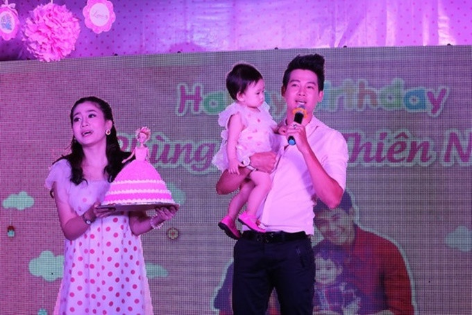 Phùng Ngọc Huy và Mai Phương trong tiệc sinh nhật con gái Lavie tròn 1 tuổi.