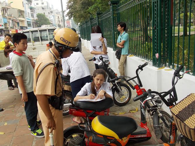 Từ ngày mai (7/12) xe máy-mô tô điện phải đi đăng ký biển số. Ảnh: Trọng Đảng 
