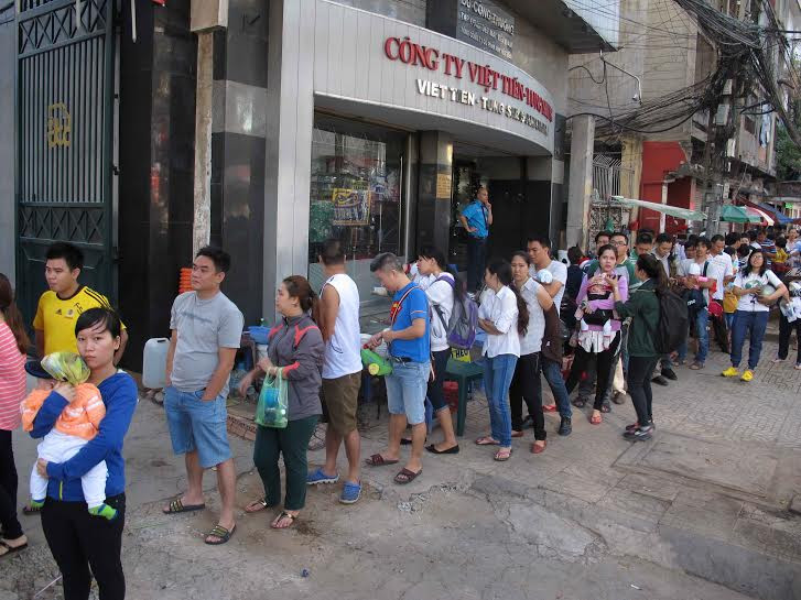 Xếp hàng dài để được tiêm vaccine dịch vụ tại Trung tâm Y tế dự phòng TPHCM. Ảnh: Quốc Ngọc