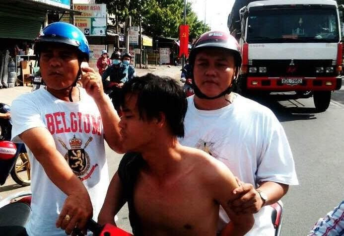 Các “hiệp sỹ” đưa Phương (ở trần) về trụ sở cảnh sát 