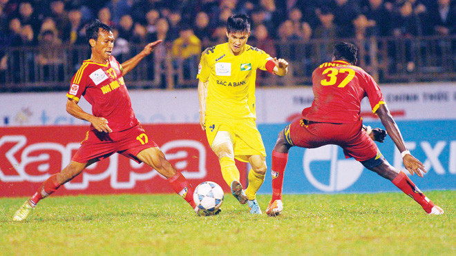 Dù rất nỗ lực, Công Vinh vẫn chưa có được pha lập công thứ hai ở mùa giải này. ảnh: VSI