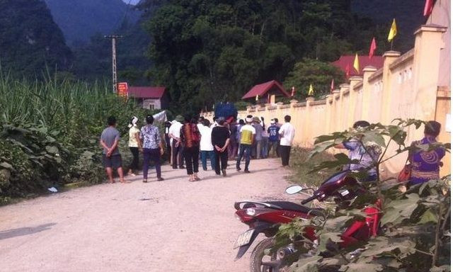 Người dân tập trung xem cơ quan chức năng khám nghiệm hiện trường