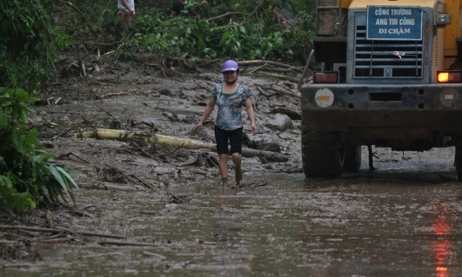 Lũ quét kinh hoàng ở Nghệ An, quốc lộ 7 tê liệt nhiều giờ