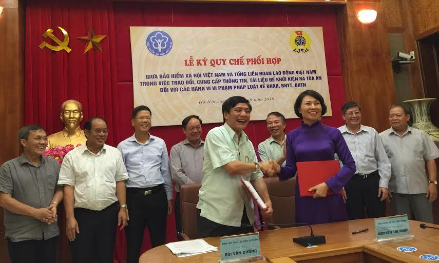 Ông Bùi Văn Cường, Uỷ viên T.Ư Đảng, Chủ tịch Tổng Liên đoàn Lao động Việt Nam và bà Nguyễn Thị Minh, Thứ trưởng, Tổng giám đốc BHXH Việt Nam tại lễ ký kết. Ảnh: Phong Cầm
