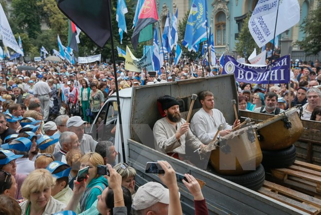 Người dân Ukraine tham gia biểu tình phản đối chính phủ tăng giá khí đốt và dịch vụ công tại thủ đô Kiev ngày 6/7. (Nguồn: EPA/TTXVN)