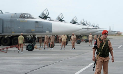 Binh sĩ Nga canh gác tại sân bay Hmeymim. Ảnh: TASS.