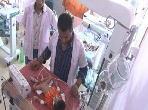 Bé Anmol vẫn đang ở trong tình trạng nguy kịch vì suy hô hấp, nhiễm trùng máu và bị thương nặng. Ảnh: Times of India.