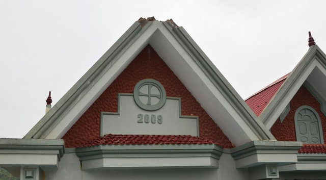 Ngôi nhà anh Dũng bị sét đánh cắt nóc mái nhà.