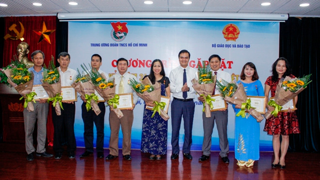 Bí thư T.Ư Đoàn Bùi Quang Huy trao tặng Kỷ niệm chương “Vì thế hệ trẻ”cho các đồng chí cán bộ, lãnh đạo các Vụ, Cục của Bộ Giáo dục và Đào tạo.
