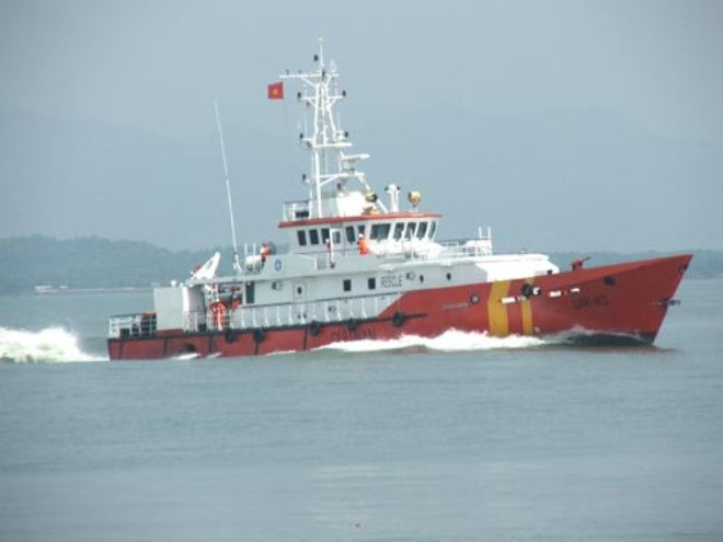 Tàu cứu nạn chuyên dụng SAR 413 tham gia tìm kiếm nữ thuyền trưởng mất tích. Ảnh: Trung tâm.
