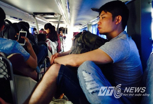 Hành khách phải ôm, ngồi nhồi nhét ở giường tầng 2. Ảnh: Minh Chiến/ VTC
