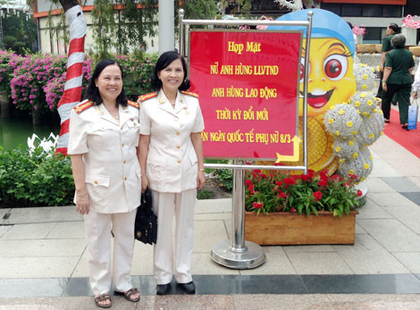 Hai chị em Minh Hiền, Ngọc Tươi tại buổi họp mặt Anh hùng lực lượng vũ trang nhân dân và Anh hùng Lao động thời kỳ đổi mới.