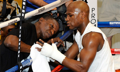 Mayweather cha (trái) lo lắng khi con trai - "Độc cô cầu bại" - vẫn miệt mài chinh chiến. 