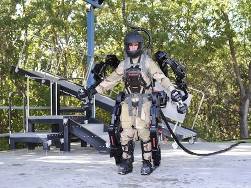 Hình ảnh ví dụ về bộ xương ngoài trợ lực (exoskeleton).
