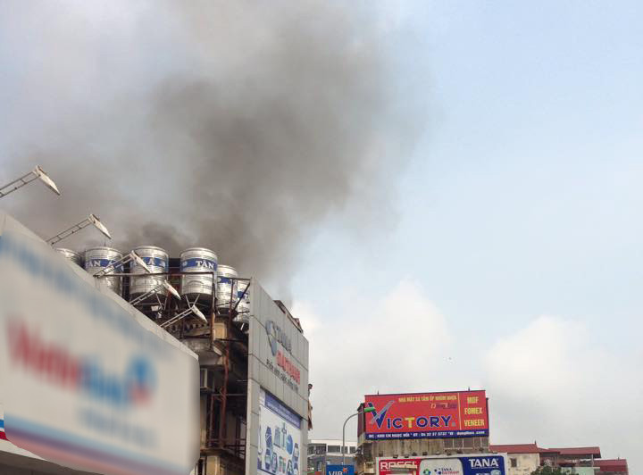 Khói đen bốc lên nghi ngút. Ảnh: Otofun.