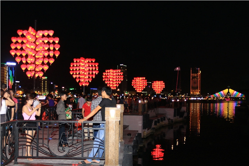 Cầu tàu tình yêu ở sông Hàn.