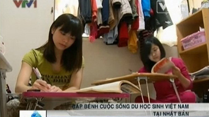 Các du học sinh đã phải xoay xở, chật vật trang trải chi phí hàng ngày. Ảnh từ phóng sự " Du học sinh Việt tại Nhật vỡ mộng vì cả tin" được VTV phát sóng vào ngày 26/11/2013.