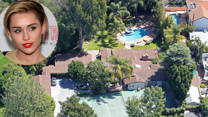 Miley muốn bán nhà để chuyển đến nơi ở mới an toàn hơn.