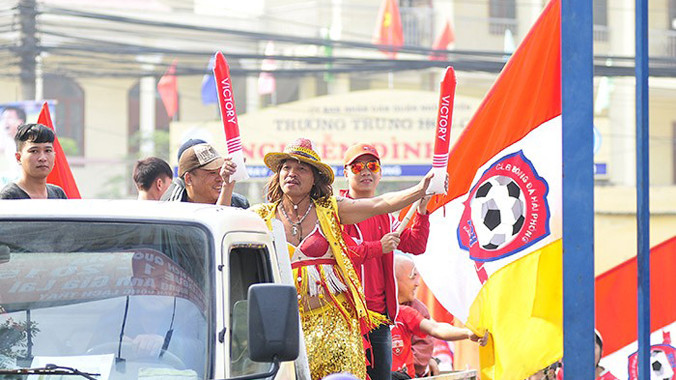 Trước trận, CĐV đất Cảng diễu hành 'uy hiếp' quân bầu Đức