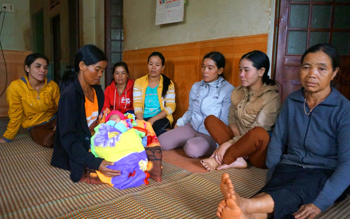 Chị H'Đin ẵm bé, được nhiều người đến thăm