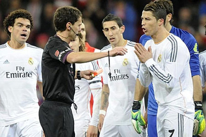 Truất quyền thi đấu Ronaldo, trọng tài lĩnh án 3 trận