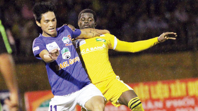 HAGL (trái) và SLNA sẽ có cuộc chiến trên cao nguyên. Ảnh: VSI 