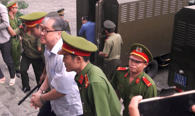 Ông Phạm Công Danh vào phòng xử án sáng nay 27/12. Ảnh: Tân Châu.