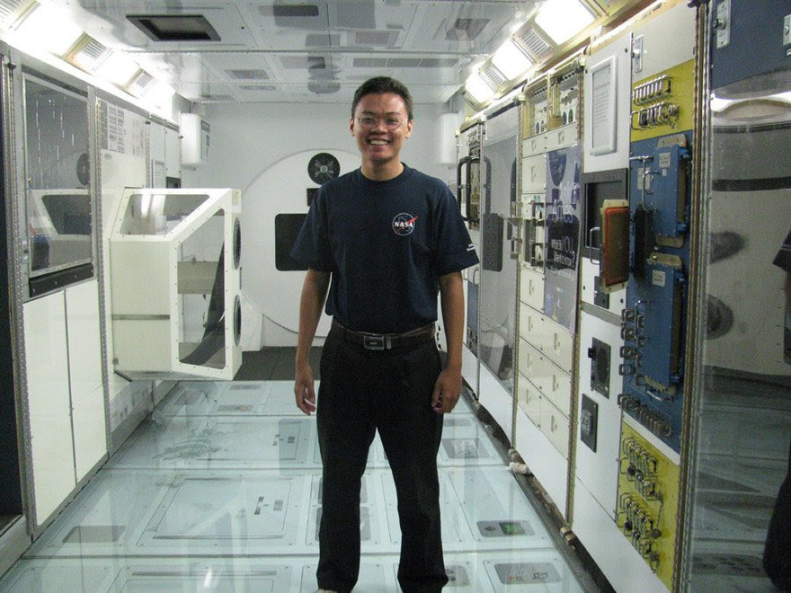 Ngọc bên trong mô hình Trạm Vũ trụ Quốc tế ISS. Ảnh: NVCC.